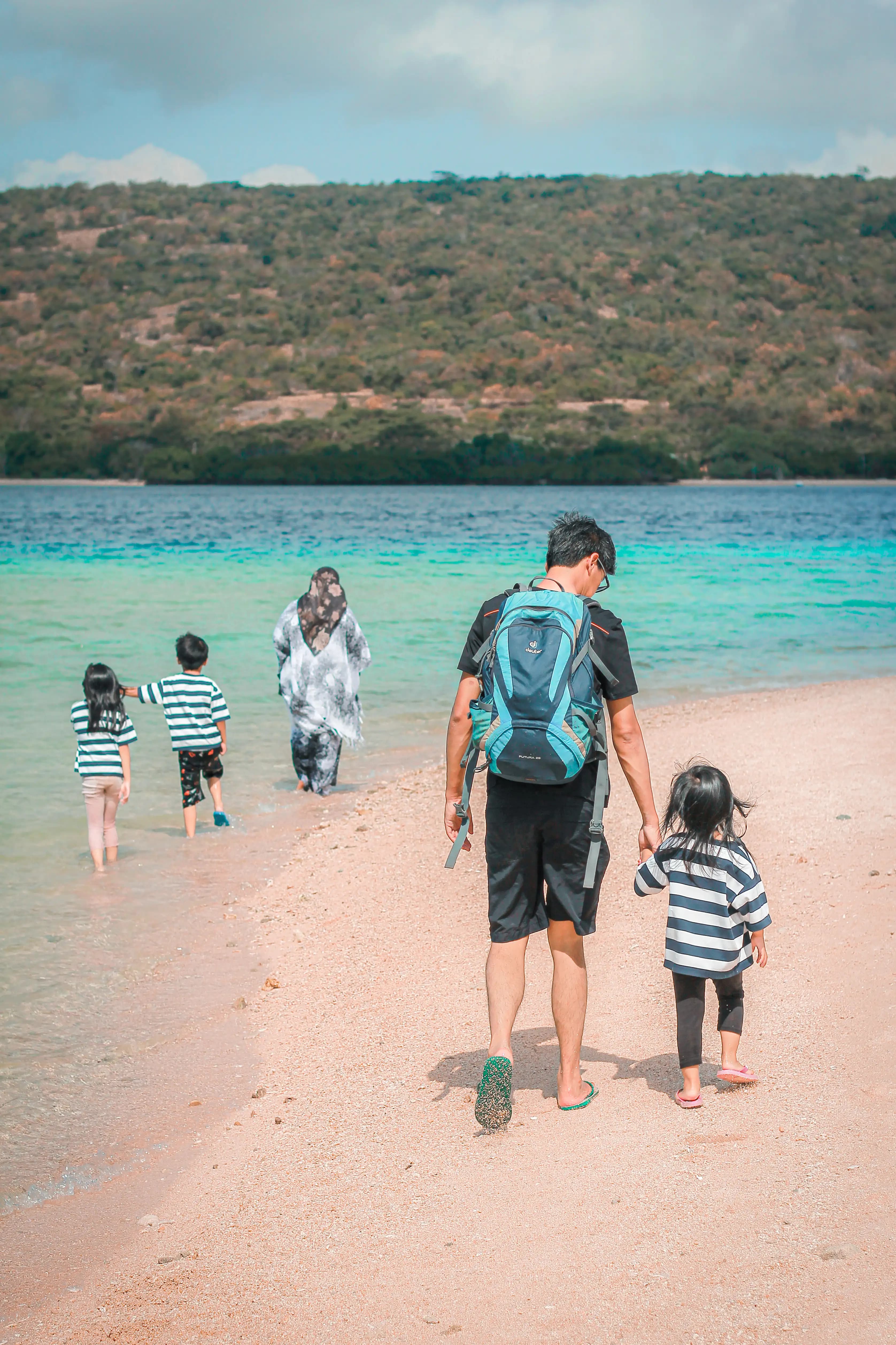 Keluarga menikmati pantai Pulau Menjangan bersama Go Trip Menjangan